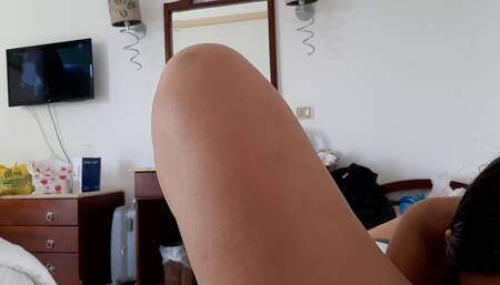 Небритая сочная киска кончает во время просмотра фильма - lesbian_illusion