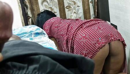 Gaand dikha Ke Sfayi kar rhi nokrani pinki ko dhakapel choda