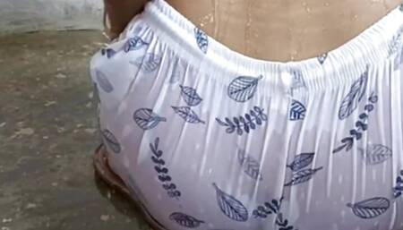 Bhabhi ki mast jawani dekh sasur ji ne apna launda hila full nude bathing indian bhabhi