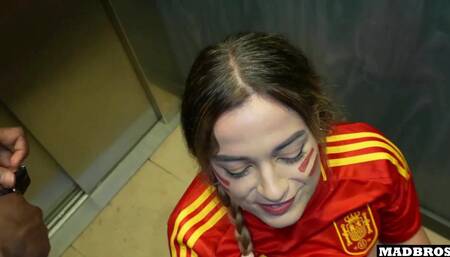 Une Supportrice Espagnole Au Gros Cul Baisée En Anal Et DP Dans Un Parking Après Le Match De Foot !!