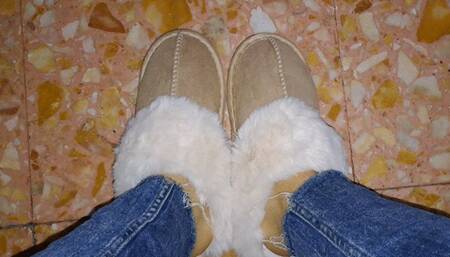 WARM SOFT FLUFFY SLIPPERS TO SINK FEET IN