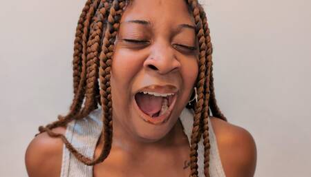 EBONY HIPPY YAWNS SENSUALLY | Ash