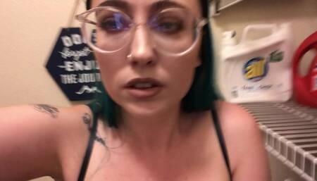 Ik laat de wasmachine het vibrerende werk doen en met mijn vingers laat ik mezelf klaar komen....????????