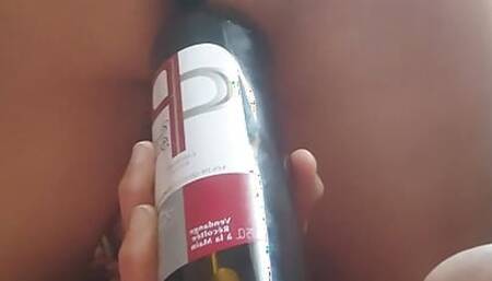 Fat Arab whore plays with a bottle in her ass