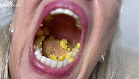 Ms Aline chewing snacks with her mouth open! (MP4-HD 1080p)