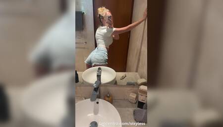 Ik trek al m'n kleren voor je uit zodat we heerlijk naakt samen kunnen douchen ????????