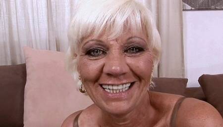 EXEMPLARY HOUSEWIFE IS BACH FOR LESBIAN PUSSY STRETCHING