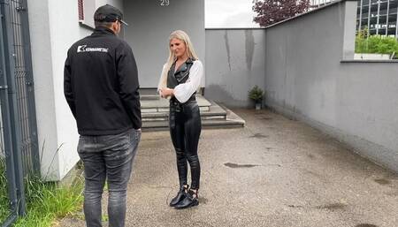 Meine Freundin Valery fordert mich auf den Freier abzugreifen