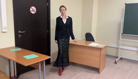 The teacher is teaching a lesson at school, but she accidentally knocked her foot on the table, now she has to teach a lesson with a sore leg (Reissue)