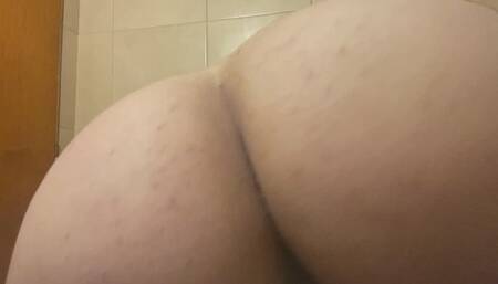 Watch me do some ass spreading before shower