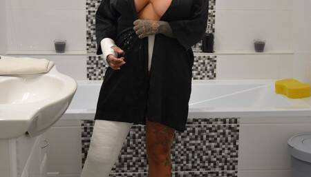 Naomi in the bathroom in big casts