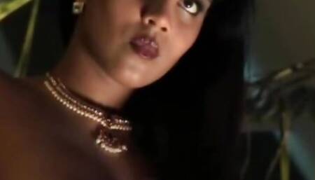 Elegant Brunette Beaut yFrom East India