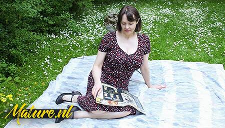 Perfect Natural Tits Housewife Tigger Gets Smashed Outside By The Gardener