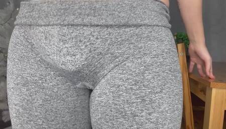 she is in orgasm with my stepsister's big pussy, she plays