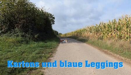 Cardboard and blue leggings - Kartons und blaue Leggings