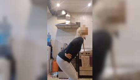 Susanna does training in the kitchen for all her followers