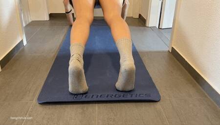 HIDDEN CAM IN A GYM FEET IN SWEATY SOCKS WORKOUT - MOV Mobile Version