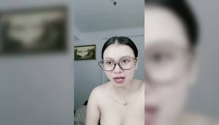 Wanita Cantik Berkacamata Mencari Kenikmatan