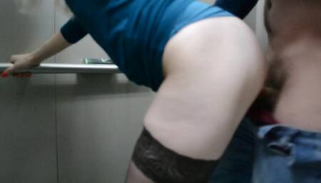 SEX IN A PUBLIC PLACE! Have sex in the elevator with cum in pussy!