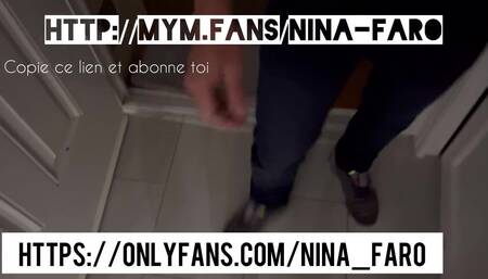 Pluralité ! Je menotte mon mec aux escaliers et je me fais baiser par mes 2 amants devant ses yeux