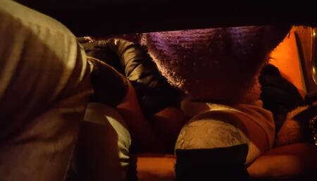 Mani sotto il tavolo al pub