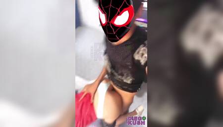 Spiderman aprende a usar sus superpoderes con una ama de casa Miles Morales tirando telaraña