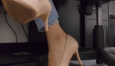 Mind blowing Brown heels shoeplay and close up of soles!