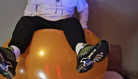 Tom's boyfriend sits on a big 36 inch inflating balloon until it pops