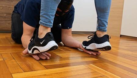 Nike Hand Crush - EXTREME (4K)