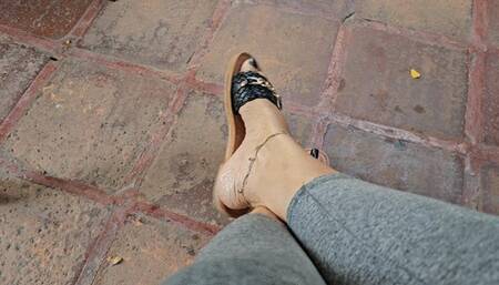 Diana Senior highly arched feet on flat sandals