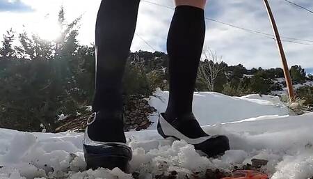 Giantess Crushes Cars in the Snow