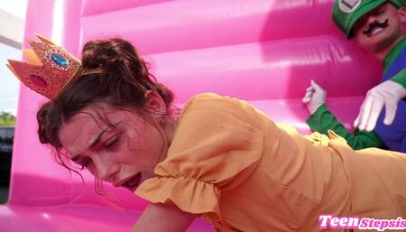 Luigi Fucks Princess Peach in the Bouncy Castle