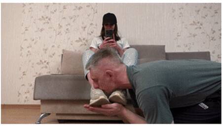 White massive sneakers and smelly socks of tall 19 yo babe make the dude happy, vf2979x 1080p