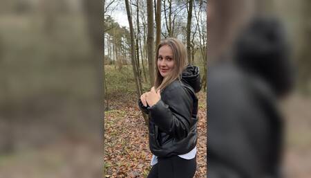 Ik was zo bang om betrapt te worden ???? Ik kleed mij helemaal uit in een openbaar bos ???? JIJ gaat spuiten ???? denk dat wij hier NU samen zijn… ???? kijk close-up naar mijn heerlijke billen en geniet