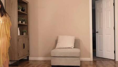 Arabic MILF seduces her Russian driver