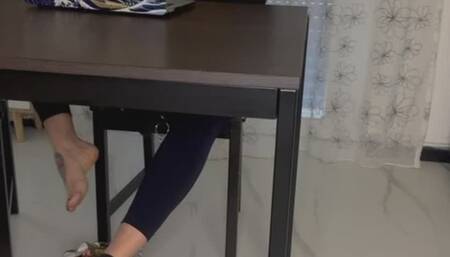 Preparando l’esame con il poggiapiedi umano