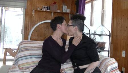 Pure lez kissing (HD)