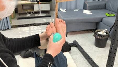 xy291-Chinese girl in jeans is hung up by rope and tickled