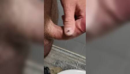 Cumshot in Public Toilette