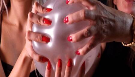 Balloon play - Lisa & Iris