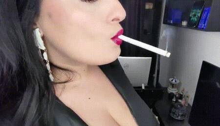 Glossy lips on a white classic Kent 100