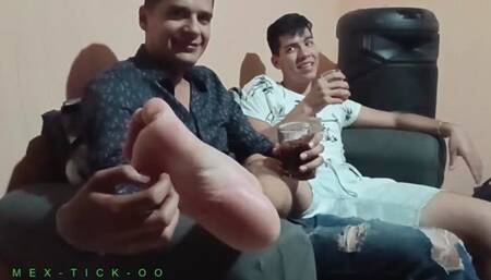 ORLANDO HACE COSQUILLAS A MARIO