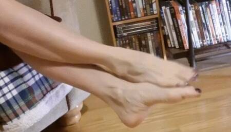 2 CLIPS OF SIZE 9'S VIGOROUSLY RUBBING