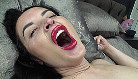 MEGA YAWNING QUEEN (1920x1080 HD) MP4