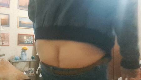 TIGHT JEANS THAT EXPOSE ASS