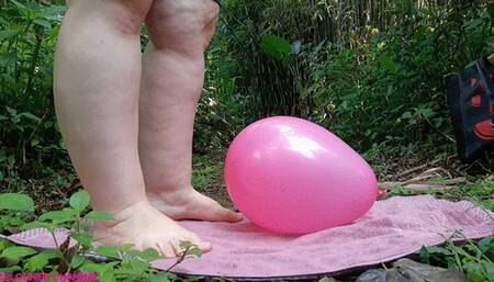 Estourando balões na floresta