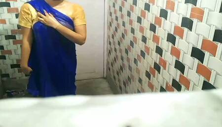 Desi Bhabhi in Bathroom Ko Pela Devar Ne