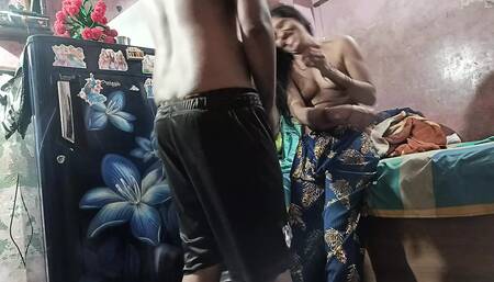 Bhabhi ji ja rahi thi bathane to unko naked catch liya aur phir kiya sex