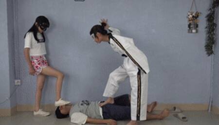Taekwondo girls' trampling, mercilessly trampling on cocks!