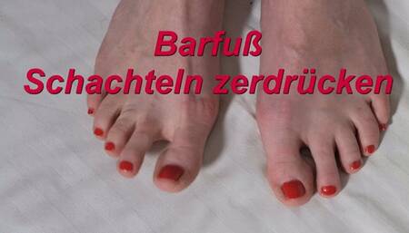 Crush boxes barefoot - Barfuß Schachteln zerdrücken